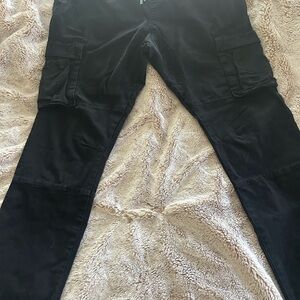 Men’s black Cargo Pants👖 gently worn from PacSun ! Great Condi